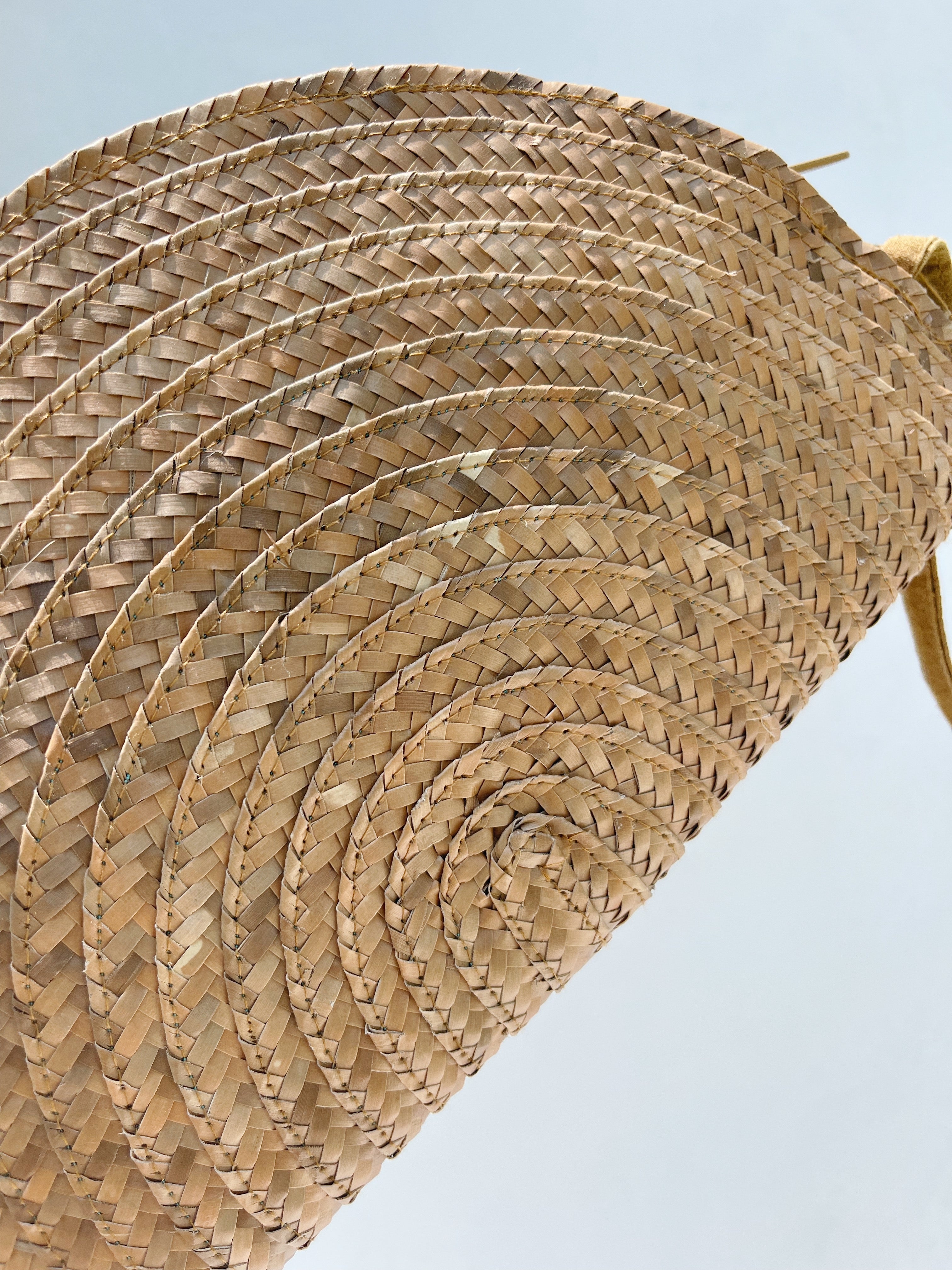 Raffia clutch half moon