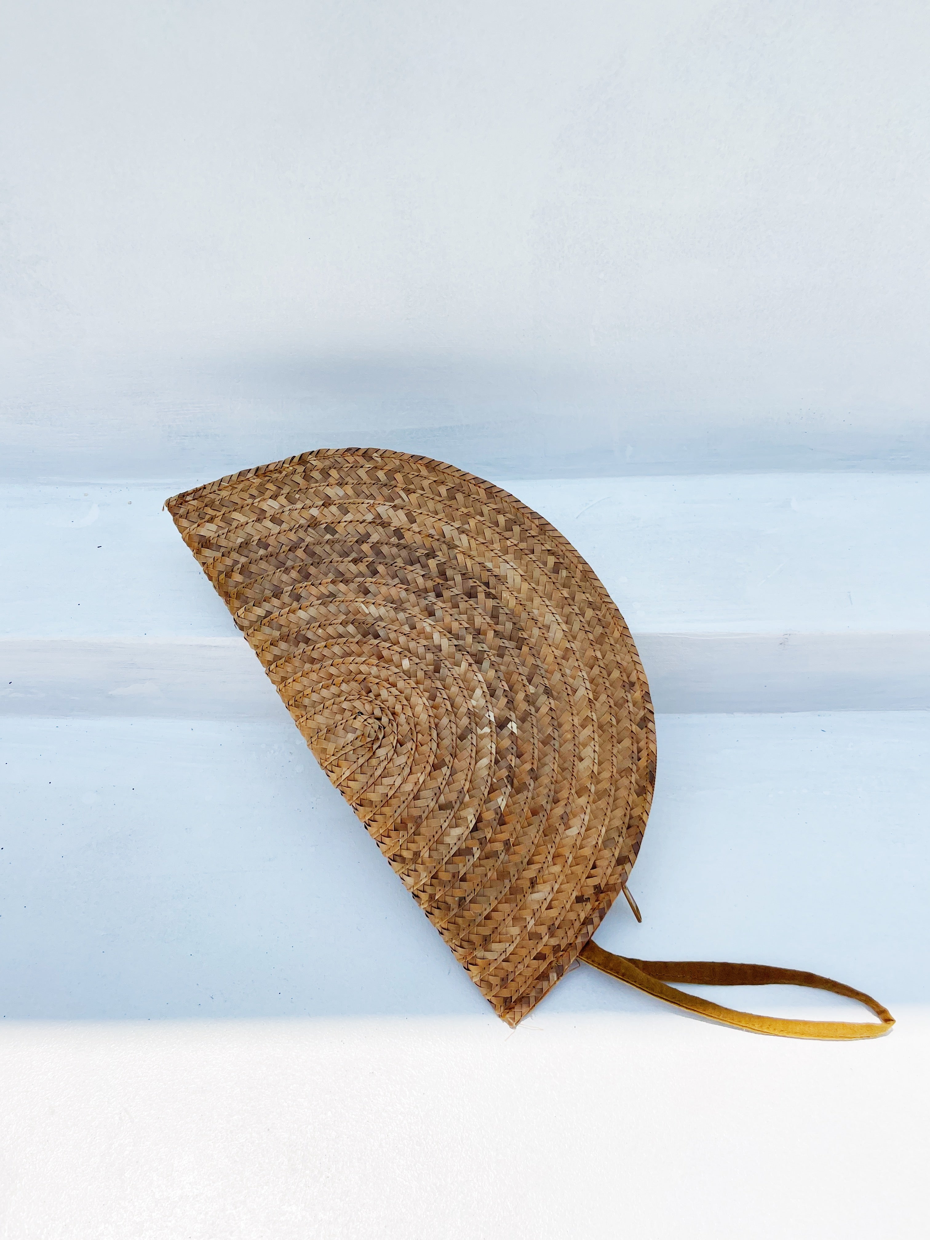 Raffia clutch half moon