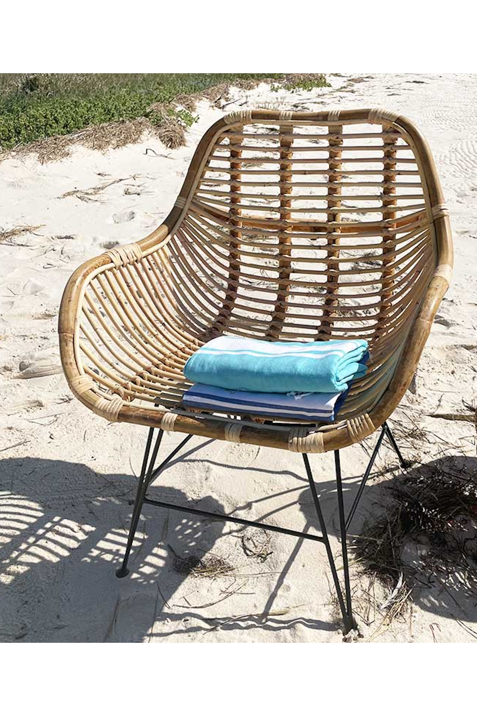 Rattan chair with arm rest